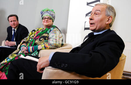 David Cameron, avec le fondateur de Kids Company, Camila Batmanghelidjh et le Labour Frank Field, qui ont tous parlé du développement de l'enfant lors d'un rassemblement à Demos, un groupe de réflexion de gauche, à Londres ce matin. Banque D'Images