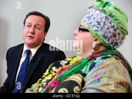 David Cameron, avec le fondateur de Kids Company, Camila Batmanghelidjh, qui a tous deux parlé du développement de l'enfant lors d'un rassemblement à Demos, un groupe de réflexion de gauche, à Londres ce matin. Banque D'Images