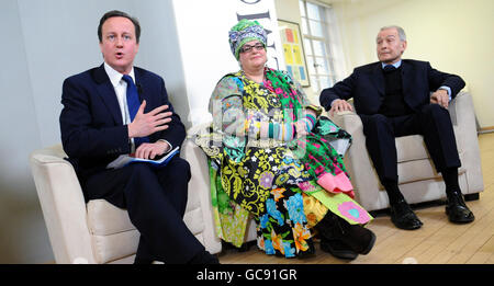 David Cameron, avec le fondateur de Kids Company, Camila Batmanghelidjh et le Labour Frank Field, qui ont tous parlé du développement de l'enfant lors d'un rassemblement à Demos, un groupe de réflexion de gauche, à Londres ce matin. Banque D'Images