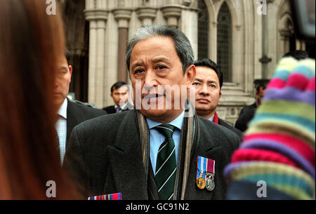 Le major Tikendra Dewan s'entretient avec les médias à l'extérieur de la haute Cour de Londres, après que les anciens combattants de Gurkha ont perdu une bataille de la haute Cour contre le ministère de la Défense au sujet des pensions. Banque D'Images