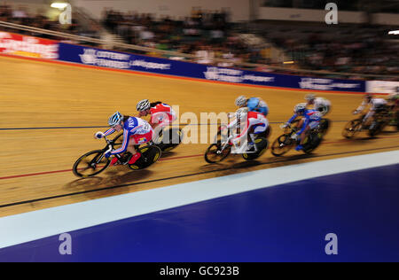 Un aperçu des concurrents qui participent à la course de points pour les femmes lors de la coupe du monde de cyclisme sur piste UCI au Vélodrome de Manchester ; Manchester. Banque D'Images