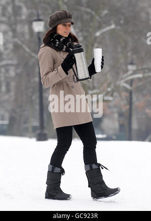 Christine Bleakley, de la BBC The One Show, qui profite de la neige sur Primrose Hill, dans le nord de Londres. Banque D'Images