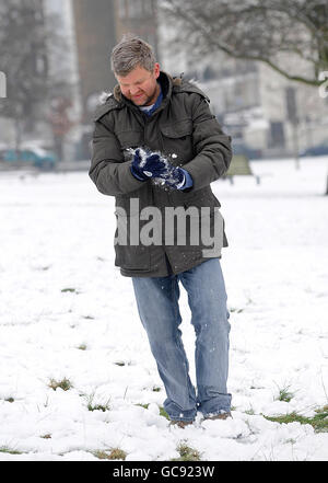 Adrian Chelles, de la BBC, The One Show, qui profite de la neige sur Primrose Hill, dans le nord de Londres. Banque D'Images