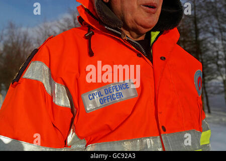 L'ancien commandant des Forces de défense John Moriarty, maintenant commandant de la Défense civile de Dublin, se promette dans la neige au camp militaire de Kilbride après que son ancien véhicule de l'Armée suédoise Hagglunds Track n'ait pas pu terminer les dernières centaines de mètres en raison de déneigement jusqu'à 6 pieds de profondeur dans des endroits du WicklowMontagnes. Banque D'Images