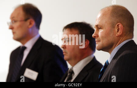 Le directeur général du rugby écossais Gordon Mckie (à gauche), le directeur du rugby communautaire Colin Thomson (au centre) et l'entraîneur national Andy Robinson lors d'une rencontre avec les principaux joueurs de rugby écossais et les prestataires de services linguistiques lors de la réception parlementaire au Parlement écossais d'Édimbourg. Banque D'Images