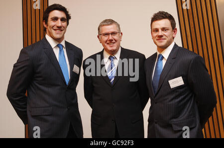 MSP Andy Kerr (au centre) avec les stars du rugby Kelly Brown (à gauche) et Nick de Luca (à droite) à la suite d'une rencontre avec les principaux joueurs de rugby écossais et les MSP lors de la réception parlementaire au Parlement écossais d'Édimbourg. Banque D'Images