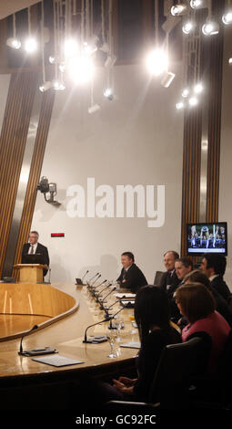 Une réunion avec des personnalités écossaises de rugby et des MSP lors de la réception parlementaire au Parlement écossais, à Édimbourg. Banque D'Images