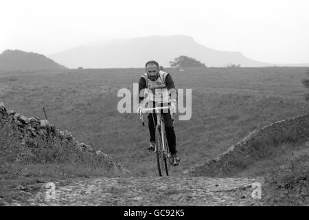 SUR JOHN RAWNSLEY, L'ORGANISATEUR DE CYCLO-CROSS THREE PEAKS.LES PHOTOS MONTRENT JOHN RAWNSLEY AUTOUR DE HORTON-IN-RIBBLESDALE OÙ LA COURSE COMMENCE ET DE VÉRIFIER UNE PARTIE DU PARCOURS AVEC PEN-Y-GAND EN ARRIÈRE-PLAN. Banque D'Images