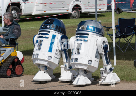 Deux modèles de R2D2 Star Wars à des robots Wings 'n' Wheels North Weald airfield Angleterre Essex Banque D'Images