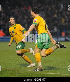 Chris Martin de Norwich City célèbre avec son coéquipier Wesley Hoolahan (à gauche) après qu'il ait mis ses scores et leurs côtés deuxième but du jeu Banque D'Images