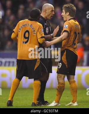Soccer - Barclays Premier League - Wolverhampton Wanderers / Wigan Athletic - Molineux.L'arbitre Howard Webb (au centre) a un mot avec Kevin Doyle de Wolverhampton Wanderers (à droite). Banque D'Images