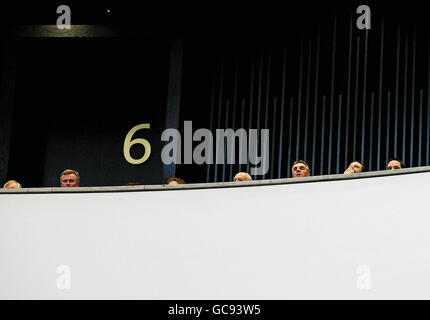 Les gens regardent la Présidente Mary McAleese ouvrir officiellement les nouvelles cours criminelles de justice sur Parkgate Street, Dublin. Banque D'Images