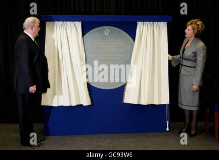 La présidente Mary McAleese (à droite) ouvre officiellement les nouvelles cours pénales de justice sur Parkgate Street, Dublin, sous la surveillance du juge en chef, M. le juge John L. Murray . Banque D'Images