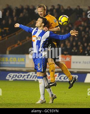 Soccer - Barclays Premier League - Wolverhampton Wanderers / Wigan Athletic - Molineux.Gary Caldwell (à gauche) de Wigan Athletic et Jody Craddock (à droite) de Wolverhampton Wanderers se battent pour le ballon. Banque D'Images