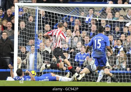 Soccer - Barclays Premier League - Chelsea / Sunderland - Stamford Bridge.Frank Lampard (à gauche), de Chelsea, marque le quatrième but du match de ses côtés Banque D'Images