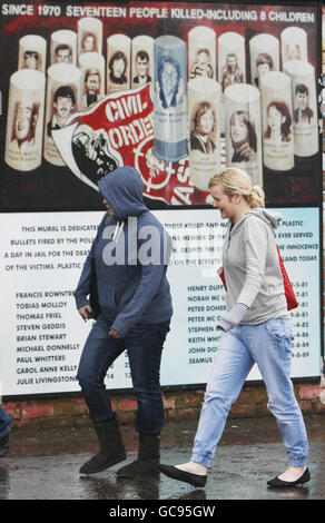 Deux femmes passent devant une murale Bullet anti-plastique dans l'ouest de Belfast alors que les pourparlers se poursuivent sur le transfert des pouvoirs de police et de justice de Londres à Belfast . Banque D'Images