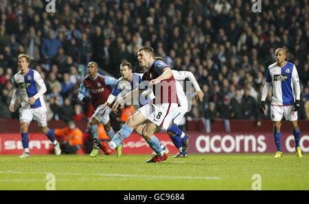 Football - Carling Cup - demi finale - deuxième étape - Aston Villa v Blackburn Rovers - Villa Park.James Milner, de la Villa Aston, a obtenu des scores de la zone de pénalité. Banque D'Images