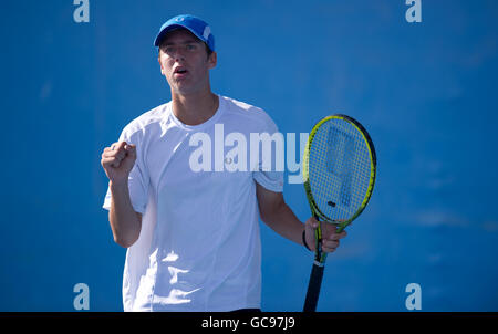 Oliver Golding en Grande-Bretagne célèbre son match des juniors lors de l'Open d'Australie à Melbourne Park, Melbourne. Banque D'Images