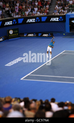 Roger Federer de Suisse en action contre Victor Hanescu de Roumanie. Tennis, Open d'Australie 2010, quatrième jour, Melbourne Park. Banque D'Images