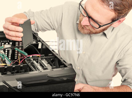 Le SSD de l'ingénieur se connecte à l'ordinateur. Banque D'Images