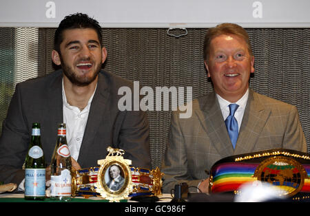 Le promoteur Frank Warren (à droite) avec son boxeur Nathan intelligemment comme ils parlent aux médias pendant la conférence de presse à la petite Italie, Londres. Banque D'Images