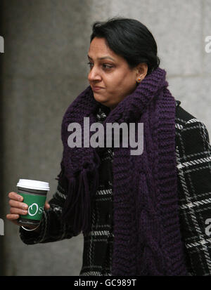 Lakhvir Singh arrive au Old Bailey, dans le centre de Londres, où elle doit subir un essai clinique accusé d'empoisonnement de son ancien amant et de son nouveau fiancé. Banque D'Images