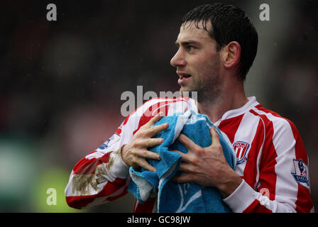 Football - coupe FA - quatrième tour - Stoke City / Arsenal - Stade Britannia.Rory Delap de Stoke City utilise une serviette pour sécher la balle avant de la jeter Banque D'Images