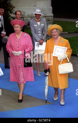 La reine et la reine mère avec la princesse de Galles en arrière-plan quittant l'église St Margare à Westminster après le mariage de Lord et Lady Linley (non représenté). Banque D'Images