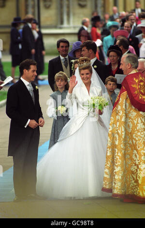 SERENA STANHOPE DÉFERLE DEVANT LA FOULE ALORS QU'ELLE ET SON MARI, L'ÉTERNEL LINLEY, QUITTENT WESTMINSTER DE ST MARGARET APRÈS LEUR MARIAGE. Banque D'Images