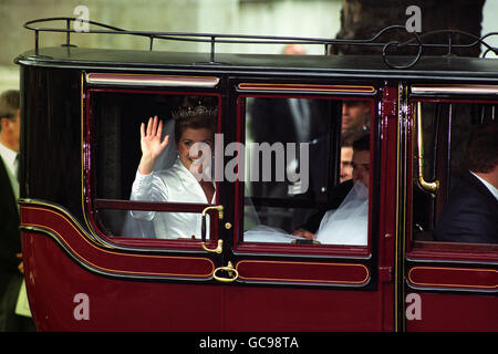 SERENA STANHOPE SORT DE LA CALÈCHE ALORS QU'ELLE QUITTE WESTMINSTER DE ST MARGARET AVEC SON MARI, L'ÉTERNEL LINLEY (PAS SUR LE PIC) APRÈS LEUR MARIAGE. Banque D'Images