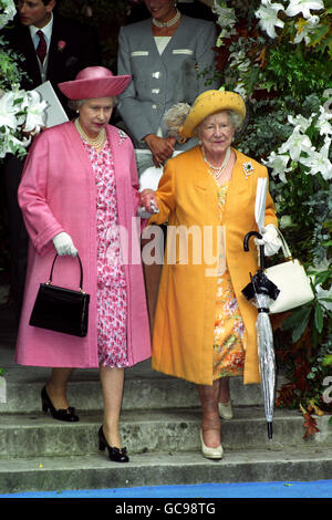 LA REINE ET LA REINE MÈRE QUITTENT WESTMINSTER DE ST MARGARET APRÈS AVOIR ASSISTÉ AU MARIAGE DE L'ÉTERNEL LINLEY ET DE SERENA STANHOPE. Banque D'Images