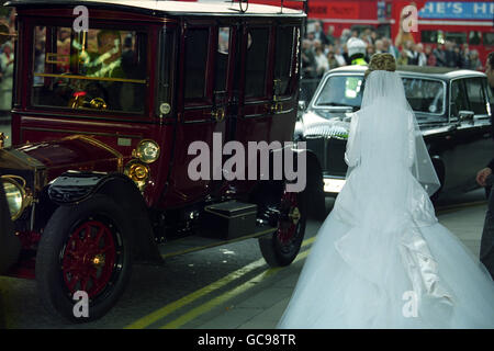 SERENA STANHOPE ATTEND SA CALÈCHE À L'OCCASION DE SON MARIAGE AVEC L'ÉTERNEL LINLEY. Banque D'Images