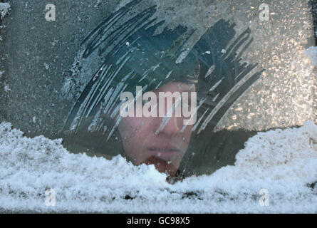 Marine Nicholas Gibbons du 45 Commando au cours d'un exercice d'entraînement de guerre d'hiver de dix semaines dans les conditions de froid extrême dans le cercle arctique à Innset, en Norvège.Marine Gibbons, 19 ans, de Sheffield, a perdu sa jambe inférieure lorsqu'il a été pris dans une explosion lors d'une patrouille de nuit de routine dans la province d'Helmand en novembre 2008. Banque D'Images