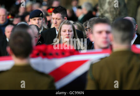 Lorna Roney (au centre), épouse du caporal Christopher Roney, 23 ans, lors de ses funérailles à l'église Sainte-Trinité de Southwick, Sunderland. Le soldat du 3e Bataillon, The Rifles, est décédé le 22 décembre de blessures subies la veille à Sangin, dans le nord de la Helmand, en Afghanistan. Banque D'Images