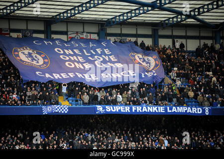 Soccer - Barclays Premier League - Chelsea / Sunderland - Stamford Bridge. Les fans de Chelsea tiennent une bannière dans les stands Banque D'Images