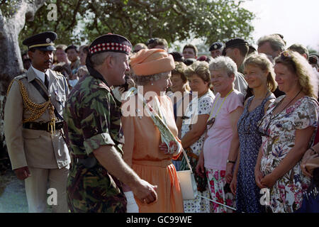 La reine Elizabeth II rencontre les gens de la région le premier jour de sa visite au Belize dans les Caraïbes. Banque D'Images