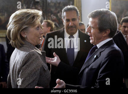 La Secrétaire d'État américaine Hillary Clinton (à gauche) s'entretient avec le ministre français des Affaires étrangères Bernard Kouchner (à droite) avant le début de la session d'ouverture de la Conférence sur l'Afghanistan à Londres. Banque D'Images