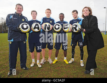 (De gauche à droite) Simon Grayson, directeur de Leeds United, Players Aidy White, Richard Naylor, Max Gradel et Jonny Howson avec clair Chadwick de Yorkshire cancer Research lors du lancement d'un partenariat appelé « cancert's Tacklet's Tackle » entre Leeds United et Yorkshire cancer Research dans le but de sensibiliser les gens aux cancers qui affectent les hommes. Banque D'Images