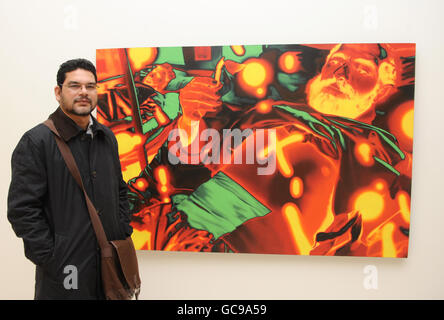 Artiste T.V. Santhosh se tient à côté de son exposition retraçage d'une ancienne erreur à l'Empire Strikes Back: Indian Art Today à la Saatchi Gallery dans le sud-ouest de Londres. Banque D'Images