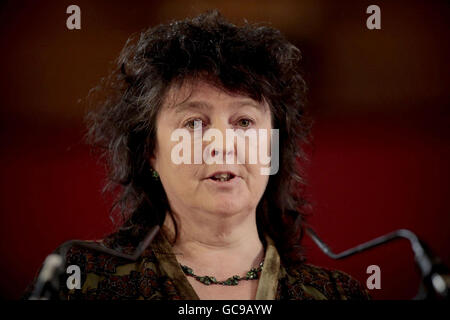 La poète lauréate Carol Anne Duffy réécrit la poésie à Poetry Live for Haiti, un événement de lecture de poésie qui a eu lieu pour recueillir des fonds pour aider les victimes du tremblement de terre en Haïti, à Central Hall, Londres. Banque D'Images