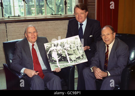 Sir Roger Banister (l), le premier homme à briser le mille de quatre minutes, avec ses deux hommes de rythme, Chris Chataway (c) et Chris Brasher. Le 6 mai 1994, il marque le 40e anniversaire de la course record de Banister. Banque D'Images