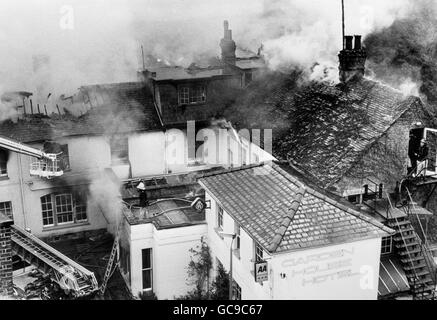 Une vue extérieure générale des pompiers combattant un feu qui a balayé à travers les 68 chambres trois étoiles Garden House Hotel, Cambridge. Banque D'Images