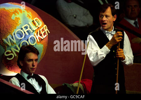 L'ANCIEN CHAMPION DU MONDE ALEX HIGGINS SE FAIT REMARQUER LORS DE SON PREMIER MATCH CONTRE KEN DOHERTY, AUX CHAMPIONNATS DU MONDE DE SNOOKER À SHEFFIELD. Banque D'Images