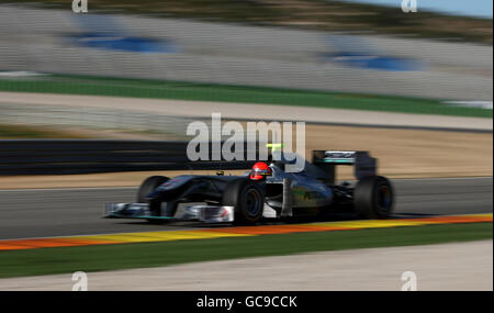 Michael Scumacher teste la nouvelle Mercedes lors de la session d'essais de Formule 1 au circuit de la Comunitat Valenciana Ricardo Tormo, Valence, Espagne. Banque D'Images