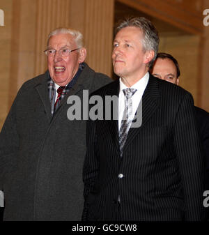 Peter Robinson (à droite) Chef du DUP, avec le collègue du parti Ian Paisley (à gauche) aux édifices du Parlement à Stormont. Banque D'Images