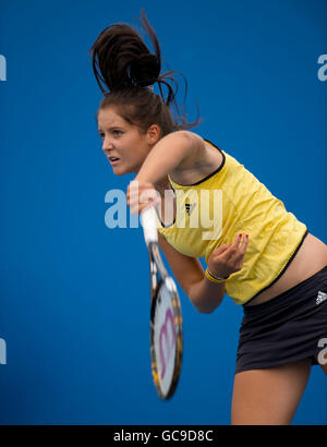 Laura Robson en action lors de son double match avec Sally Peers au cours de la cinquième journée de l'Open d'Australie de 2010 à Melbourne Park, Melbourne, Australie. Banque D'Images