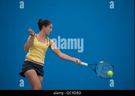 Laura Robson en action lors de son double match avec Sally Peers au cours de la cinquième journée de l'Open d'Australie de 2010 à Melbourne Park, Melbourne, Australie. Banque D'Images