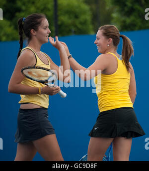 Laura Robson en action lors de son double match avec Sally Peers au cours de la cinquième journée de l'Open d'Australie de 2010 à Melbourne Park, Melbourne, Australie. Banque D'Images