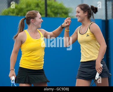 Laura Robson (à droite) célèbre avec deux partenaires Sally Peers lors de la cinquième journée de l'Open d'Australie 2010 à Melbourne Park, Melbourne, Australie. Banque D'Images