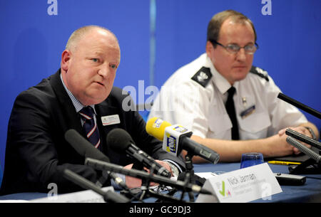 Nick Jarman (à gauche), directeur intérimaire des services à l'enfance de Doncaster, et Bob Sanderson, surintendant en chef de la police du Yorkshire du Sud, lors d'une conférence de presse à Doncaster à la suite de la condamnation de deux garçons pour une attaque brutale contre deux autres enfants à Edlington. Banque D'Images